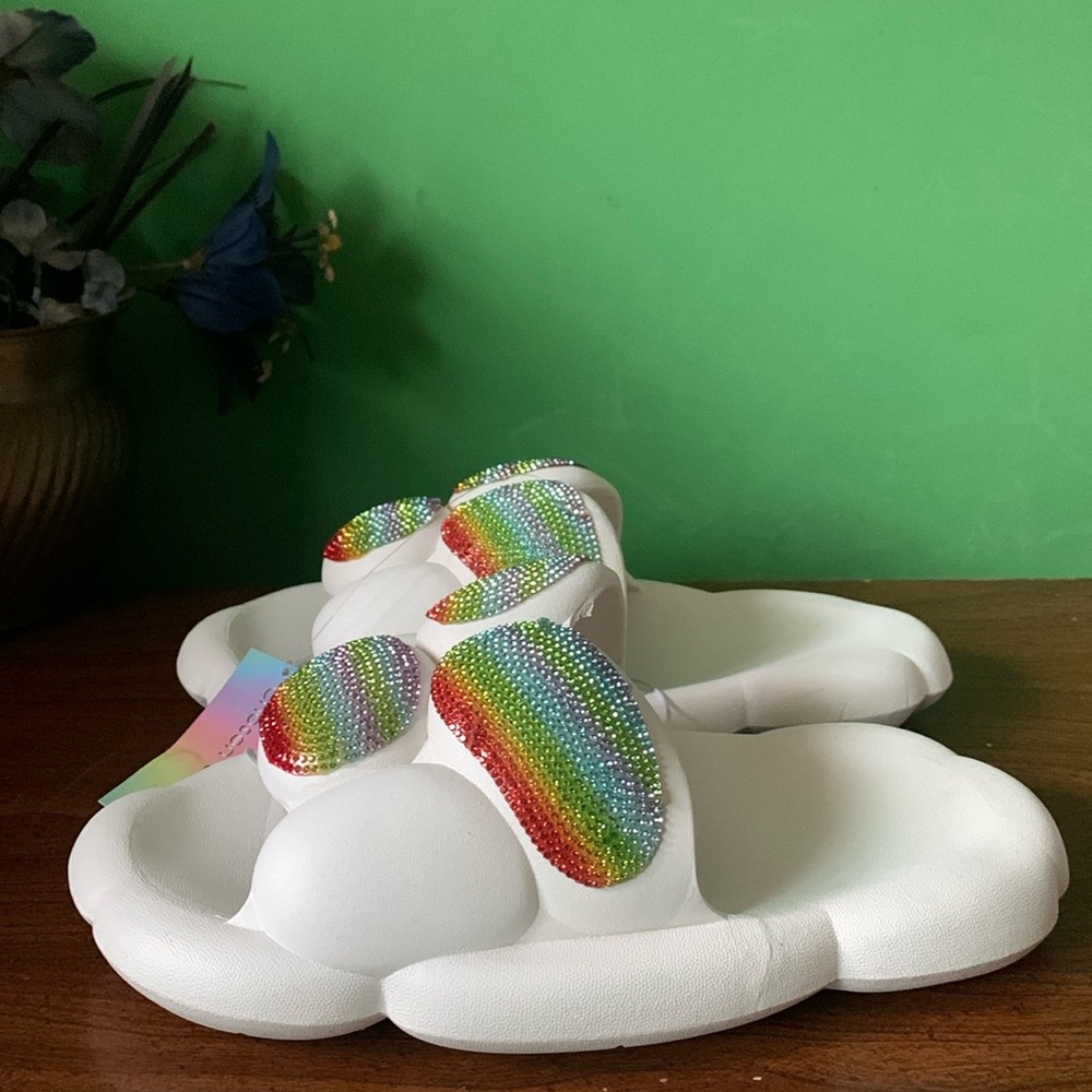 *5/$5* NWT Chosen Steps Size 8 White Tiffany Bubble Slippers